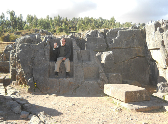 Cusco Sacsayhuamn: Die Thronwand im Amphitheater, Michael Palomino grsst vom grossen Thron in der Thronwand