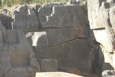 Cusco Sacsayhuamn: Im Amphitheater bei der Thronwand geschnittene Steine mit rechten Winkeln, Nahaufnahme