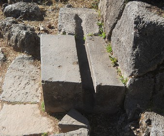 Cusco Sacsayhuamn: Im Amphitheater, rechteckiger Stein mit einem perfekten, schnurgeraden Kanlchen - Nahaufnahme