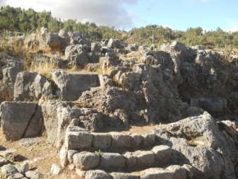 Cusco Sacsayhuamn, Amphitheater: Eine weitere Thronzone: Grosse Treppe und geschnittene Steine