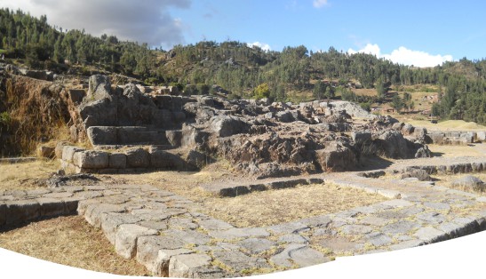 Cusco Sacsayhuamn, Amphitheater: Eine weitere Thronzone: Fundamente und Throne, Panorama