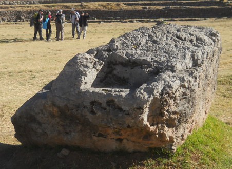 Cusco Sacsayhuamn, Amphitheater: gefrster Stein mit einem Thron auf der Wiese 01 - Nahaufnahme