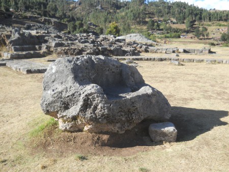 Cusco Sacsayhuamn, Amphitheater: Gefrster Stein mit Thron auf der Wiese 02, Ansicht 02