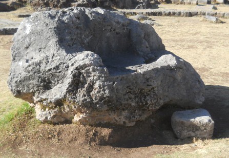 Cusco Sacsayhuamn, Amphitheater: Gefrster Stein mit Thron auf der Wiese 02, Ansicht 02 - Nahaufnahme