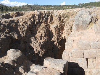 Cusco Sacsayhuamn, noch mehr Rtsel: Ausgrabungen mit Inkamauern 01
