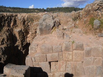 Cusco Sacsayhuamn, noch mehr Rtsel: Ausgrabungen mit Inkamauern 02