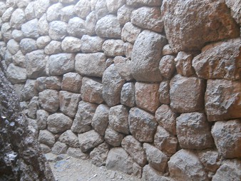 Cusco Sacsayhuamn, noch mehr Rtsel: Tunnel 02 mit einer Rohmauer
