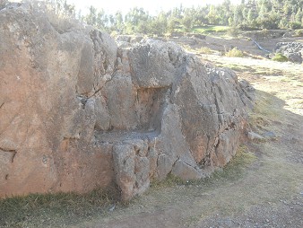 Cusco Sacsayhuamn, noch mehr Rtsel: Roter Fels mit trapezoidem Schnitt