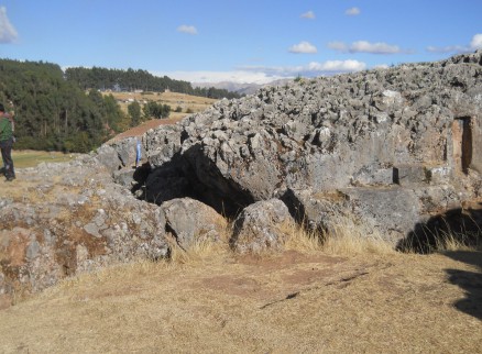 Cusco Sacsayhuamn, noch mehr Rtsel: Schwarz-roter Fels am Durchgang mit Nischen und Thronen 01