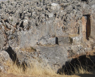 Cusco Sacsayhuamn, noch mehr Rtsel: Schwarz-roter Fels am Durchgang mit Nischen und Thronen 01 - Nahaufnahme