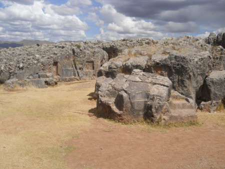 Cusco Sacsayhuamn, noch mehr Rtsel: Schwarz-roter Fels am Durchgang mit Nischen und Thronen 02