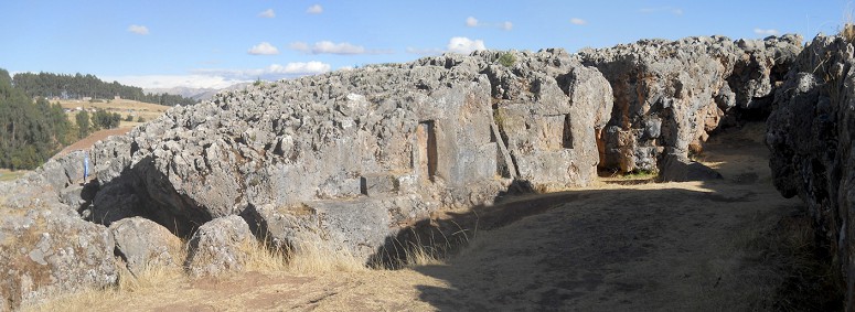 Cusco Sacsayhuamn, noch mehr Rtsel: Schwarz-roter Fels mit Durchgang mit Nischen und Thronen, Panorama