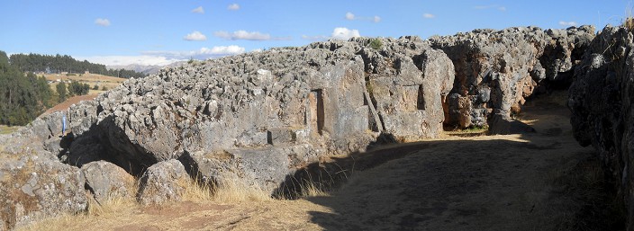 Cusco Sacsayhuamn, noch mehr Rtsel: Korridor mit
              schwarz-rotem Fels mit Nischen und Thronen, Panorama 02