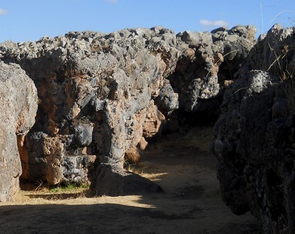 Cusco Sacsayhuamn, noch mehr Rtsel: Schwarz-roter Fels mit Sule, Nahaufnahme