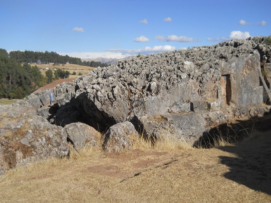 Cusco Sacsayhuamn, noch mehr Rtsel: Schwarz-roter Fels mit Durchgang mit Nischen und Thronen, Panorama 03