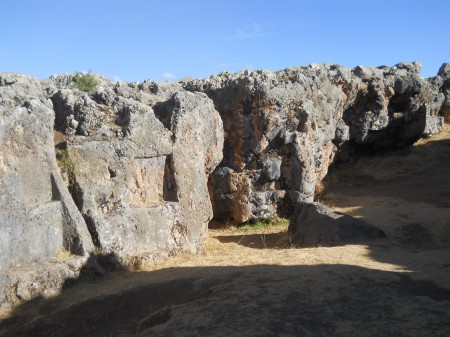 Cusco Sacsayhuamn, noch mehr Rtsel: Schwarz-roter Fels mit Durchgang mit Nischen und Thronen 06