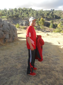 Cusco Sacsayhuamn, noch mehr Rtsel: Der Fhrer in seiner leuchtend roten Kleidung