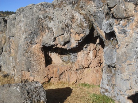 Cusco Sacsayhuamn, noch mehr Rtsel: Schwarz-roter Fels mit deformiertem Felsschnitt, scheint gestaucht