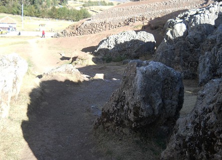 Cusco Sacsayhuamn, Abschlusszone mit schwarz-rotem Fels, der Weg