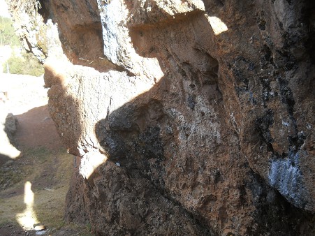 Cusco Sacsayhuamn, Abschlusszone mit schwarz-rotem Fels mit grossen, rechteckigen Felsschnitten - Nahaufnahme