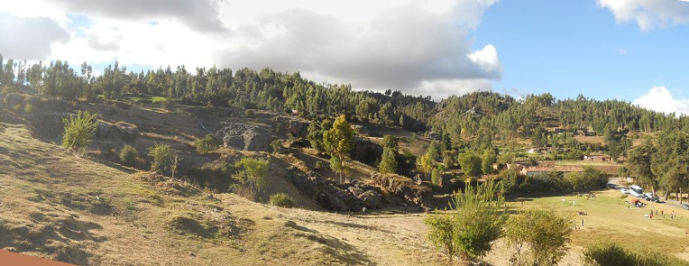 Cusco Sacsayhuamn, noch mehr Rtsel: Panoramafoto mit Wiesen und Wald