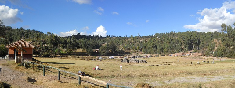 Cusco Sacsayhuamn, der obere Ausgang, Panoramafoto mit Wldern 02