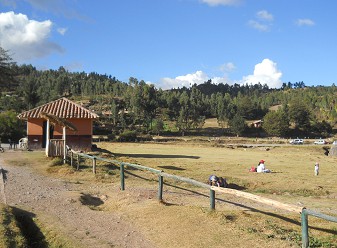 Cusco Sacsayhuamn, der obere Ausgang 01 mit dem Kontrollhuschen