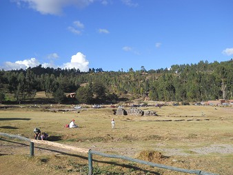 Cusco Sacsayhuamn, der obere Ausgang 02 mit Wiesen und Wald