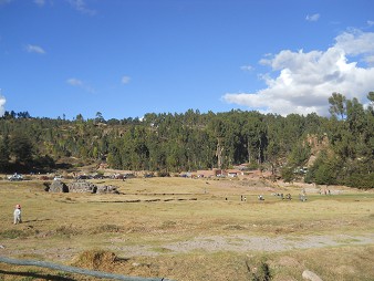 Cusco Sacsayhuamn, der obere Ausgang 03 mit Wiesen und Wald
