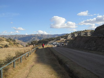Cusco Sacsayhuamn, die Strasse zum grossen Parkplatz