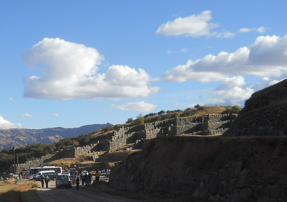 Cusco Sacsayhuamn, die Strasse zum grossen Parkplatz mit den Zickzackmauern im Hintergrund