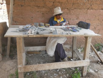 Cusco Sacsayhuamn 13, der Spaziergang zur
              "Zone X" (Laco, Mondtempel):
              Kunsthandwerk-Werkstatt mit Figuren aus Alabaster