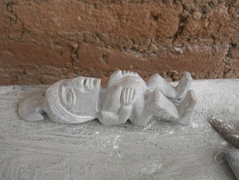 Cusco Sacsayhuamn 13, der Spaziergang zur "Zone X", die Kunsthandwerkwerkstatt: Weisser Mann mit Bauch, der Alabaster im Rohzustand 02