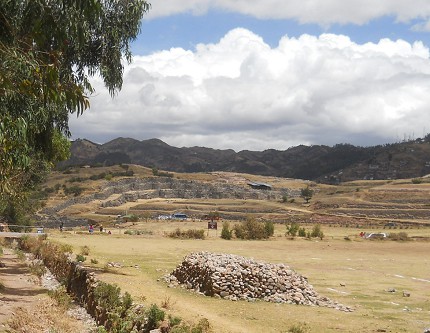 Cusco Sacsayhuamn 13, der Spaziergang zur "Zone X" (Laco, Mondtempel): Die Sicht zurck auf die Festung Sacsayhuamn mit den drei Mauerstufen (Basismauer, Terrassenstufen 1 und 2)