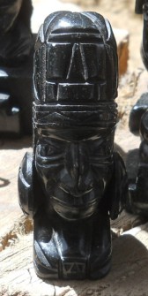 Taller en Cusco Sacsayhuamn: figurinas negras
                    03, parece un inca o un extraterrestre: fueron
                    diosES