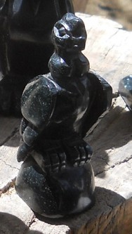 Kunsthandwerkwerkstatt in Cusco Sacsayhuamn,
                    schwarze Figuren 06, ein Adler 02