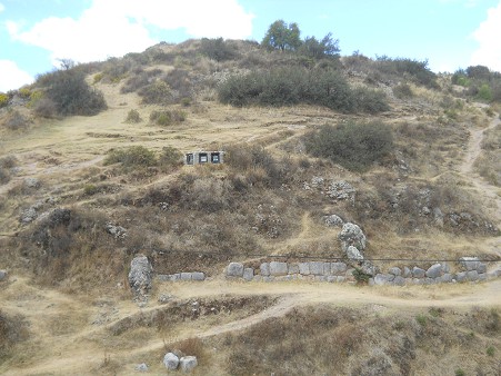 Cusco Sacsayhuamn 16: Der Weg zurck nach Cusco, die Landschaft auf der anderen Talseite mit Wegen und noch nicht ausgegrabenen Mauern 02