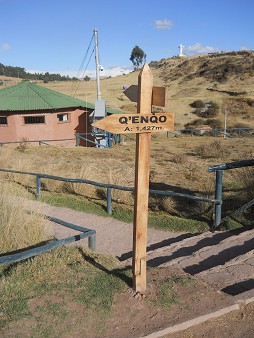 Cusco Sacsayhuamn 16: Der Weg zurck nach Cusco, ein Wegweiser nach Q'enqo
