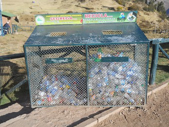 Cusco Sacsayhuamn 16: Der Weg zurck nach Cusco, Die Sammelstation fr Plastikflaschen-Recycling