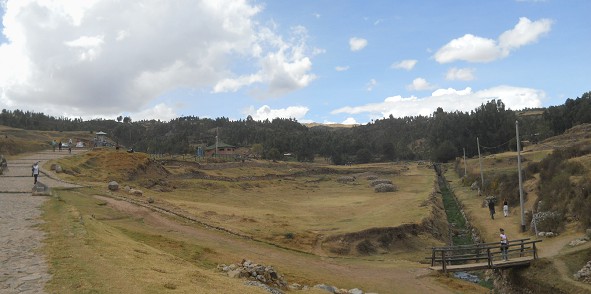 Cusco Sacsayhuamn 16: Der Weg zurck nach Cusco, Strasse mit Wiese und Wald 02 mit Kanal