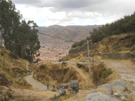 Cusco Sacsayhuamn 16: Der Weg zurck nach Cusco, hier ist die Strasse wegen Steinen und Felsen unpassierbar