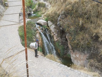 Cusco Sacsayhuamn 16: Der Weg zurck nach Cusco, der verschmutzte Bach mit einem Wasserfall