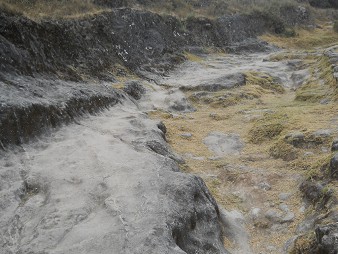 Cusco Sacsayhuamn 16: Der Weg zurck nach Cusco, schwarz-weiss abgeflachter Felsen 08