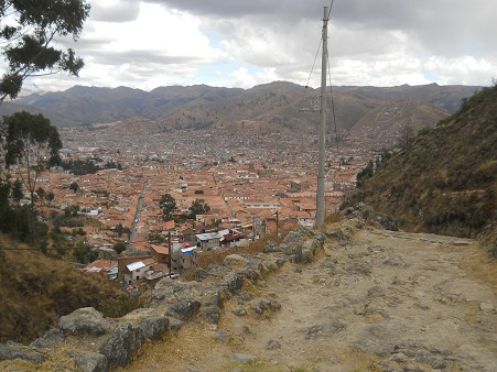 Cusco Sacsayhuamn 16: Der Weg zurck nach Cusco, die Sicht auf Cusco  01