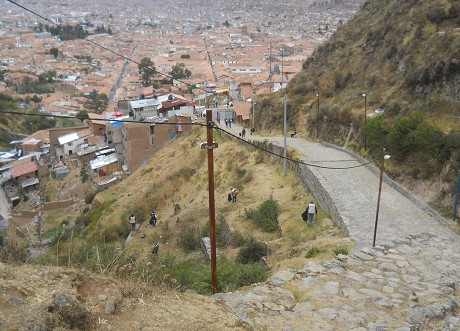 Cusco Sacsayhuamn 16: Der Weg zurck nach Cusco, die Sicht auf Cusco 02