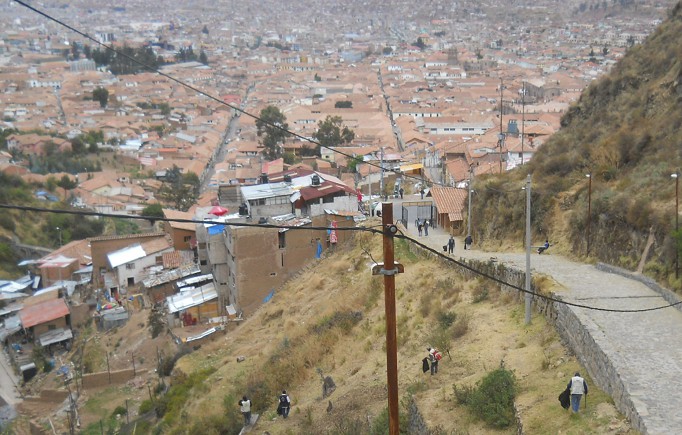 Cusco Sacsayhuamn 16: Der Weg zurck nach Cusco, die Sicht auf Cusco 02 - Nahaufnahme