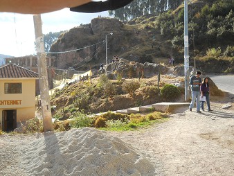 Cusco Sacsayhuamn 16: Der Weg zurck nach Cusco, Sicht auf einen aufsteigenden Weg