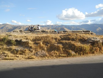 Cusco Sacsayhuamn 16: Der Weg zurck nach Cusco, Hgel mit lang geschnittenen Steinen mit Kanlchen und Lchern 1