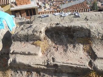 Cusco Sacsayhuamn 16: Der Weg zurck nach Cusco, Hgel mit lang geschnittenen Steinen mit Kanlchen und Lchern - Detail 01