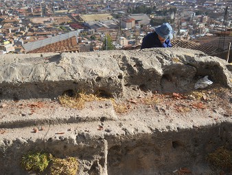 Cusco Sacsayhuamn 16: Der Weg zurck nach Cusco, Hgel mit lang geschnittenen Steinen mit Kanlchen und Lchern - Detail 02